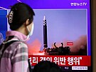 ena v jihokorejském Soulu sleduje na televizní obrazovce raketu odpálenou...