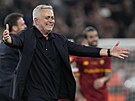 Trenér AS ím José Mourinho se raduje z triumfu v Konferení lize v albánské...