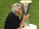 José Mourinho,  trenér AS ím, se laská s trofejí pro vítze Konferenní ligy.