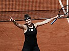 Karolína Muchová se raduje z postupu do tetího kola Roland Garros.