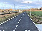 Nov� cyklostezka vede pod�l �eleznice.
