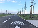 Nov� cyklostezka vede pod�l �eleznice. Sou��st� je i ve�ejn� osv�tlen� a m�sto...