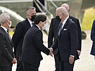 Joe Biden si podává ruku s japonským ministrem zahranií Joimasou Hajaim. éf...