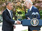 Joe Biden a pedseda pedstavenstva spolenosti Hyundai Motor Group Euisun...