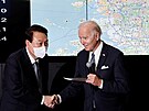 Biden se zdraví s prezidentem Jun Sok-jolem bhem návtvy letecké základny v...