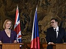 Ministi zahranií R a Británie Jan Lipavský a Liz Trussová vystoupili na...