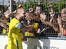 Tomá Vondráek z Teplic se raduje s fanouky ze záchrany v první lize.