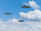 North American B-25 Mitchell, P-38 Lightning a proudový Alpha Jet v ukázce na...
