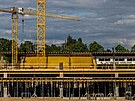 Stavba fotbalového stadionu v hradeckých Malovicích (22. 5. 2022)