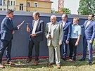 Stavbu operanch sl v mstsk nemocnici Dvr Krlov zahjili (zleva)...