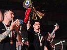 Zlatan Ibrahimovic se spoluhrái z AC Milán oslavují titul.