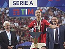 Zlatan Ibrahimovic z AC Milán u titulu pro vítze italské Serie A.