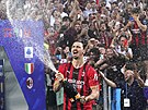 Zlatan Ibrahimovic oslavuje zisk mistrovského titulu s AC Milán.