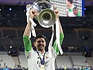Thibaut Courtois, branká Realu Madrid, kepí s trofejí pro vítze fotbalové...