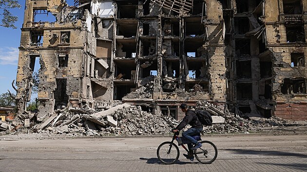 Cyklista projíždí kolem zničené budovy v ukrajinském přístavním městě Mariupol.... | na serveru Lidovky.cz | aktuální zprávy