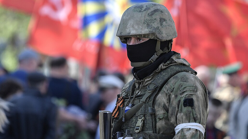Maskovaný ruský voják dohlíí na oslavy 77. výroí sovtského vítzství v druhé...