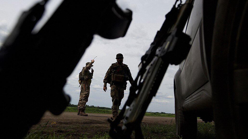 Ukrajinské jednotky nedaleko fronty v Doněcké oblasti (26. května 2022) 