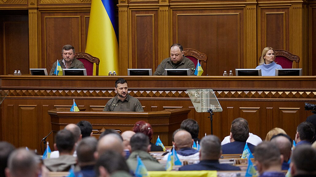 Ukrajinský prezident Volodymyr Zelenskyj se zúčastnil zasedání parlamentu. (22....