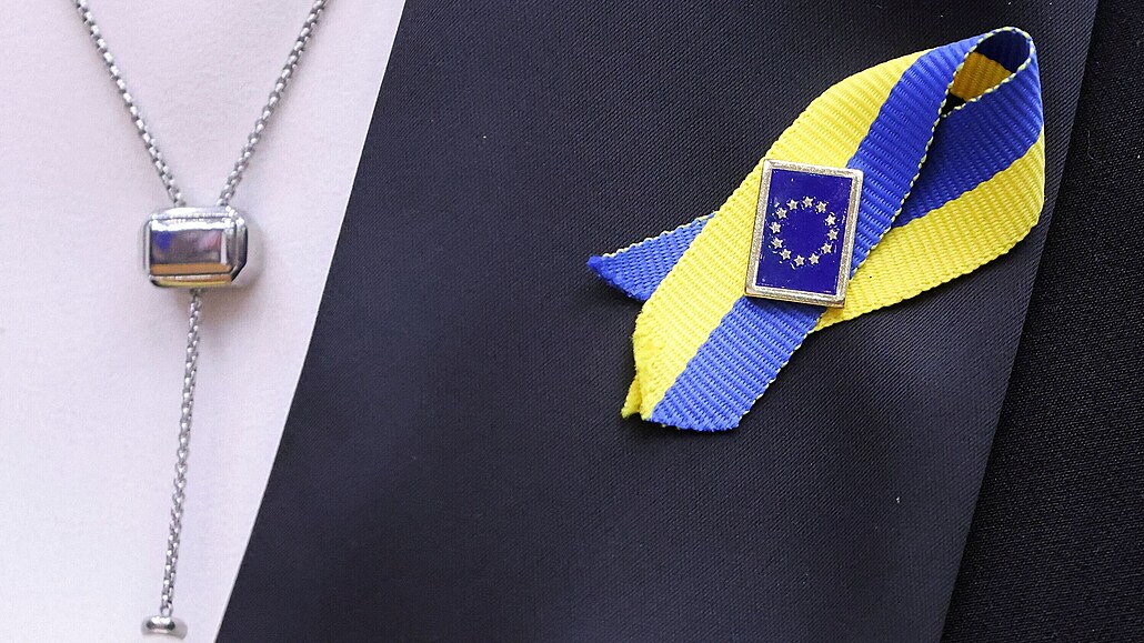 Člen Evropského parlamentu se stužkou v barvách ukrajinské vlajky a špendlíkem...