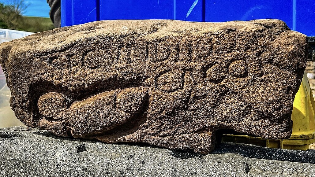 Kámen se starověkým sprostým graffiti objevili výzkumníci na nalezišti...