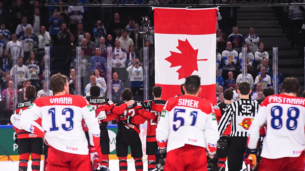 Čeští hokejisté pozorují, jak si Kanaďané po vyhraném semifinále vychutnávají...