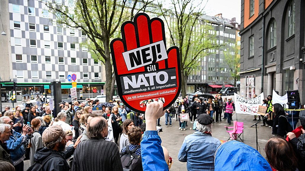 Nkolik stovek demonstrant se shromádilo na demonstraci proti lenství v NATO...