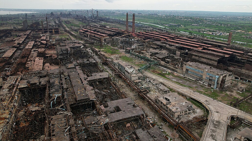 Ocelárny Azovstal v jihoukrajinském pístavu Mariupol (22. kvtna 2022)
