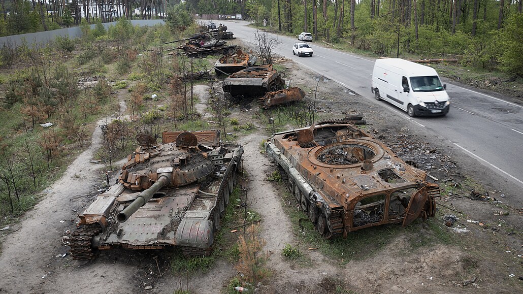 Auta projídjí kolem zniených ruských tank v nedávné bitv proti Ukrajincm...