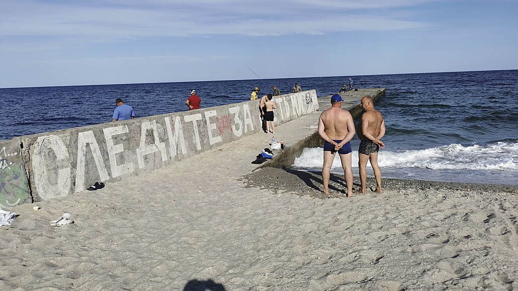 Odsa: lidé na pláích pod hlavnmi dl, raketové útoky a zátarasy.