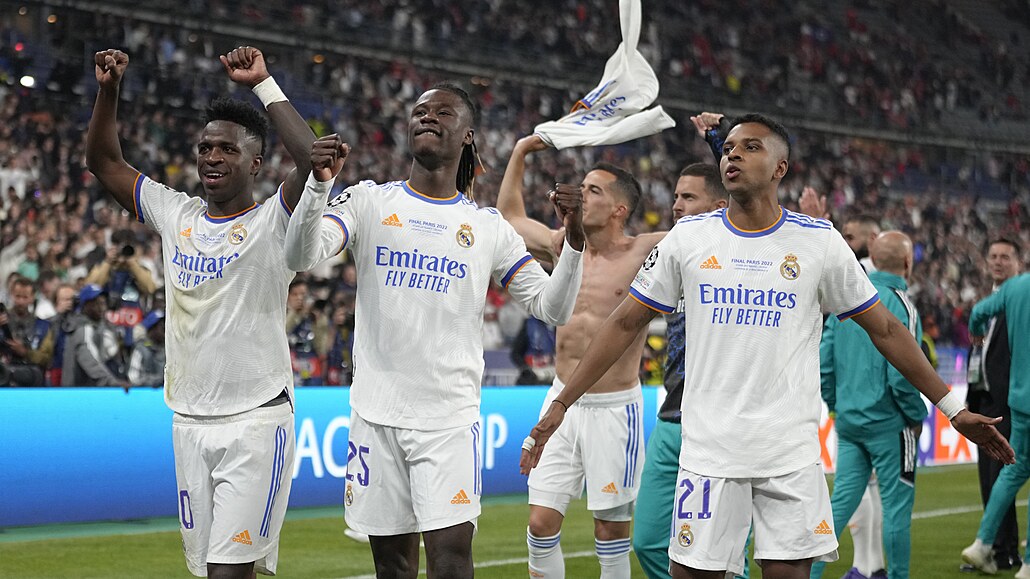 Fotbalisté Realu Madrid slaví triumf v Lize mistr.