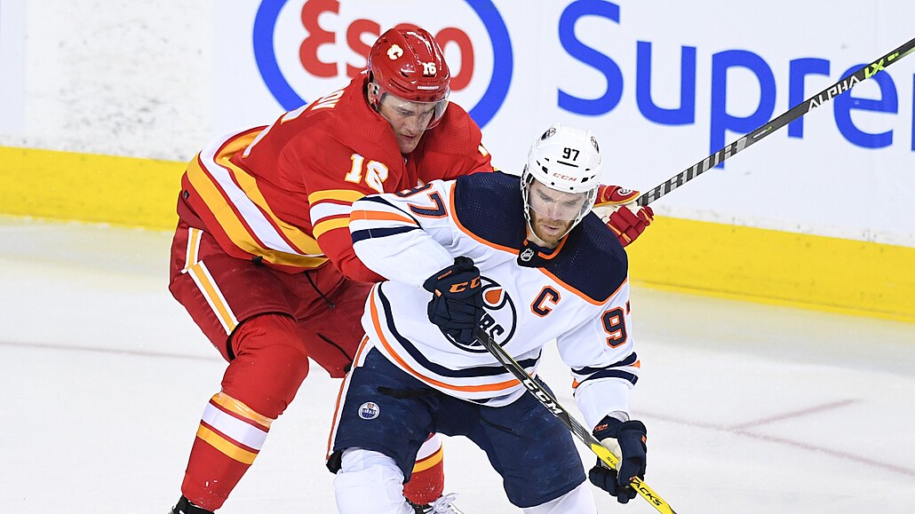 Kapitán Edmontonu Connor McDavid b�hem zápasu s Calgary