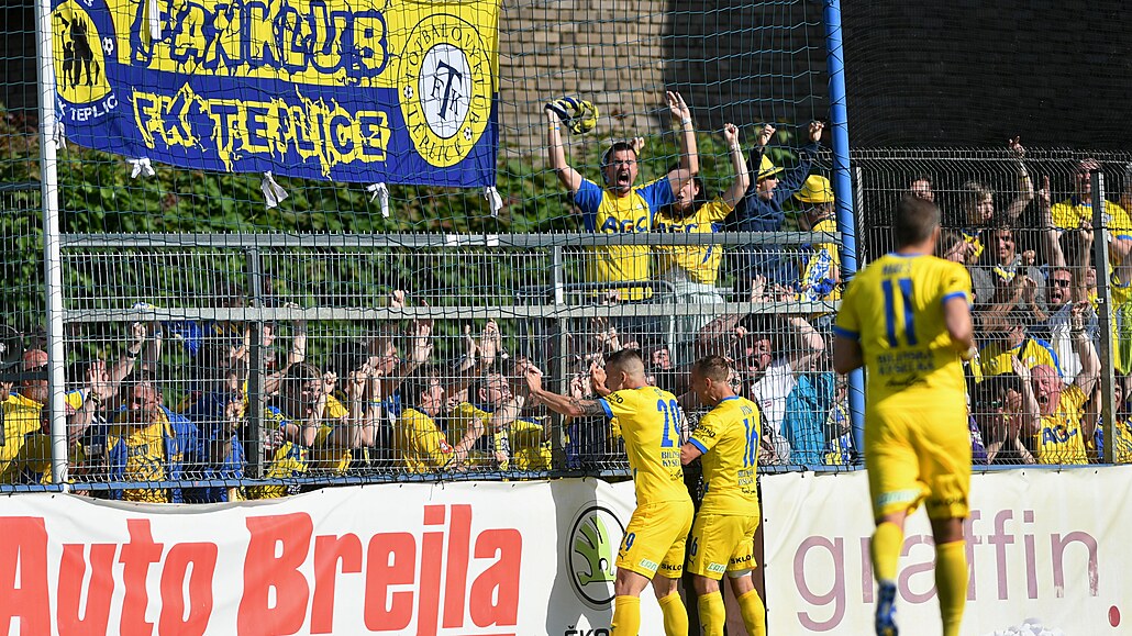 Teplice slaví s fanou�ky gól Václava Sejka v odvetném bará�ovém utkání proti...