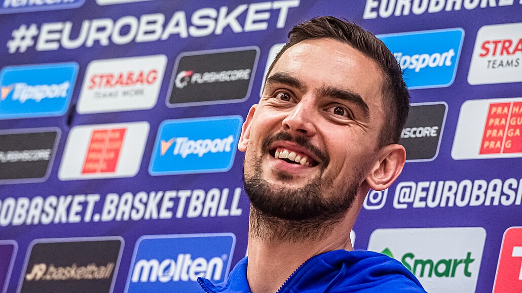 Tomáš Satoranský na tiskové konferenci sto dní před EuroBasketem v Praze