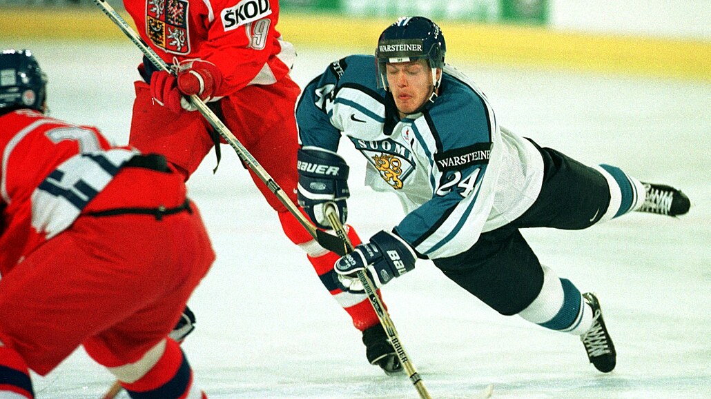 Finský útočník Sami Kapanen v zápase s Českem na mistrovství světa 1998.