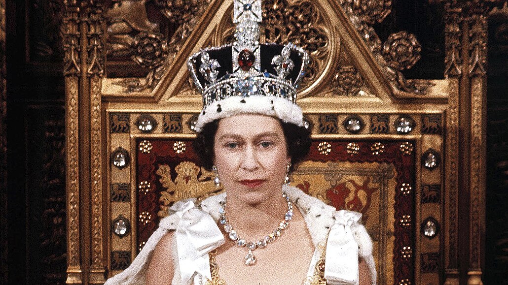 Královna Albta II. na otevení zasedání nového období britského parlamentu v...