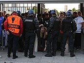 Policie a pořadatelská služba u jednoho ze vstupů na stadion Stade de France v...