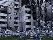 Poškozené budovy ve čtvrti Saltivka v Charkově (17. května 2022)