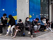 Mladí lidé odpočívají na ulici v čínském městě Wu-chan. (12. března 2021)