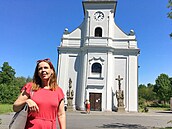 Spisovatelka Karin Lednická stojí ped svým kostelem.