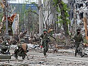 Ruské jednotky procházejí zničenou části areálu Azovstal.  (22. května 2022)
