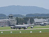 Americký tanker KC-135 a německý transportní stroj A400M v pozadí na Letišti...