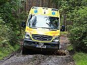 Sanitky �ekala jízda do prudkého kopce i jeho sjí�d�ní, rychlé couvání ve...