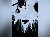 Záchranářům přispěchal na pomoc vrtulník