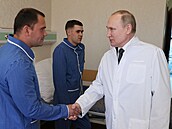 Ruský prezident Vladimir Putin v doprovodu ruského ministra obrany Sergeje...