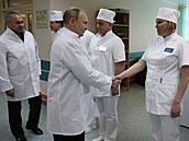 Ruský prezident Vladimir Putin v doprovodu ruského ministra obrany Sergeje...