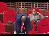 Tanzanský poslanec Flatei Massay udělal v parlamentu na protest proti špatnému...