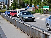 Zástup čekajících aut na mostě před okružní křižovatkou je poměrně častým...