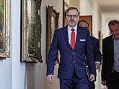Premiér Petr Fiala přichází na jednání vlády. (13. dubna 2022)