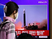 Žena v jihokorejském Soulu sleduje na televizní obrazovce raketu odpálenou...