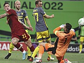 Nico Zaniolo z AS Řím střílí gól do sítě brankáře Bijlowa z  Feyenoordu ve...
